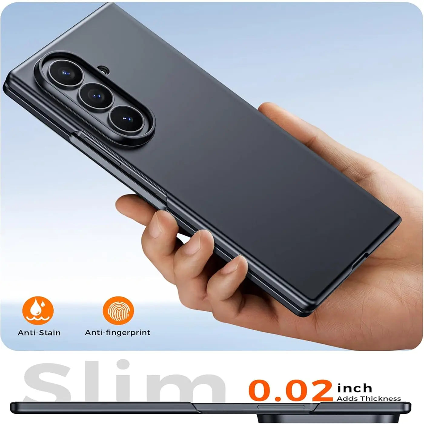 Schwarze, matte Silikonhülle für Samsung Galaxy Z Fold 7, von vorne links gehalten, Kamera sichtbar.