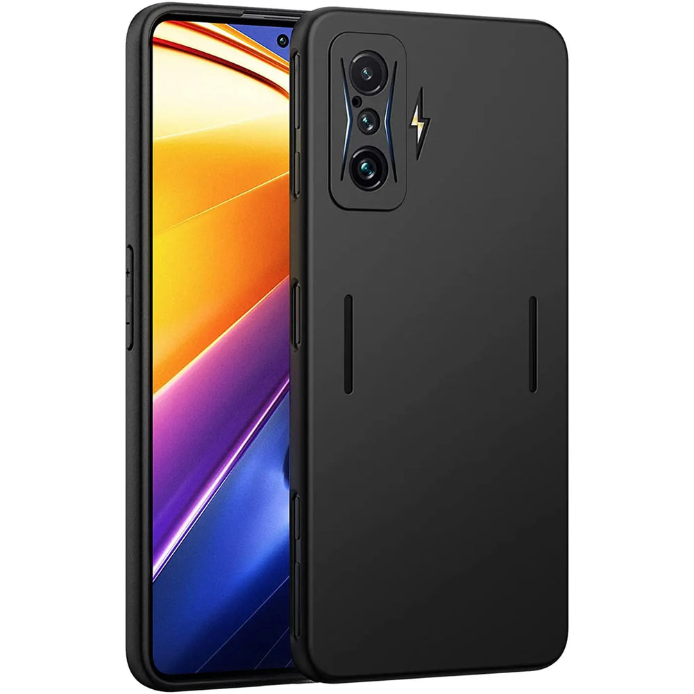 Schwarze, matte Silikonhülle für Xiaomi Poco F4 GT, von vorne links gezeigt.