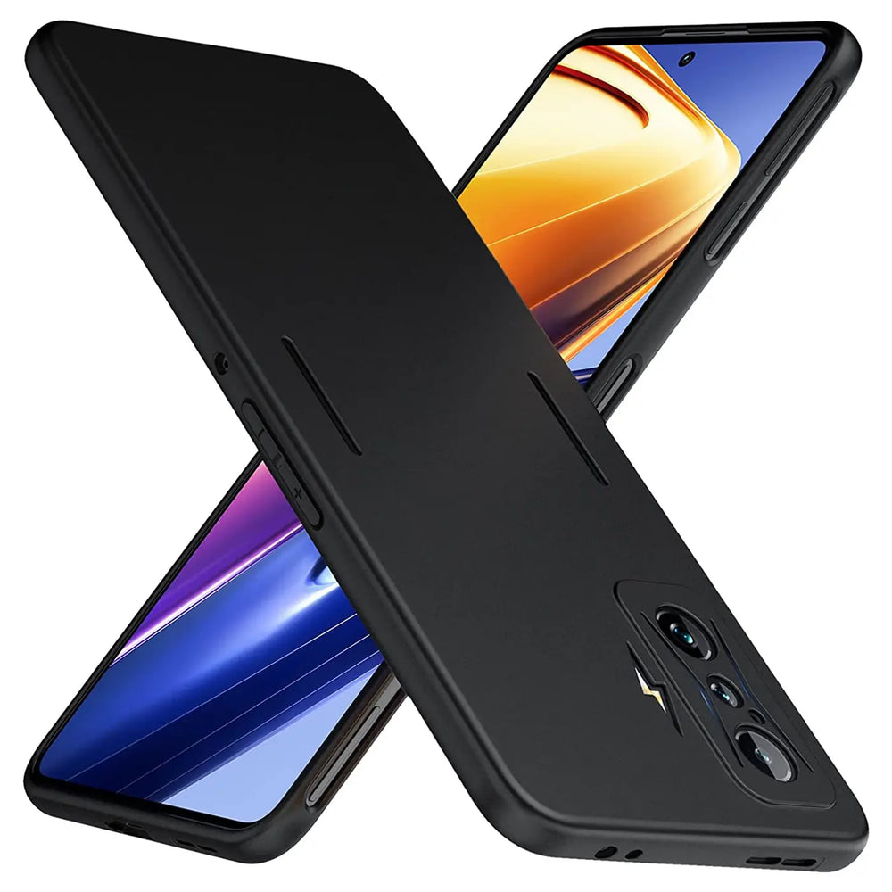 Schwarze matte Silikonhülle für Xiaomi Poco F4 GT, von schräg oben fotografiert.