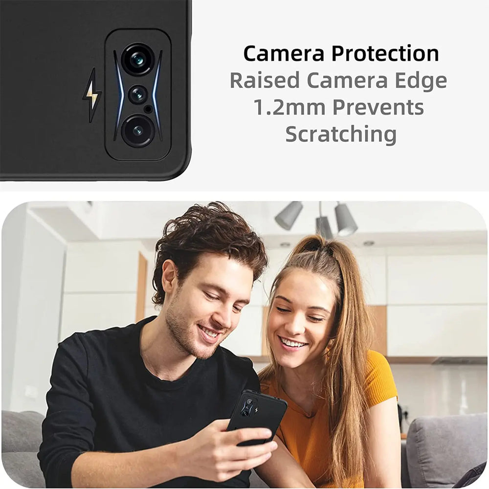 Schwarze Silikonhülle mit Kamera-Detail und Blitz-Symbol auf Xiaomi Poco F4 GT.