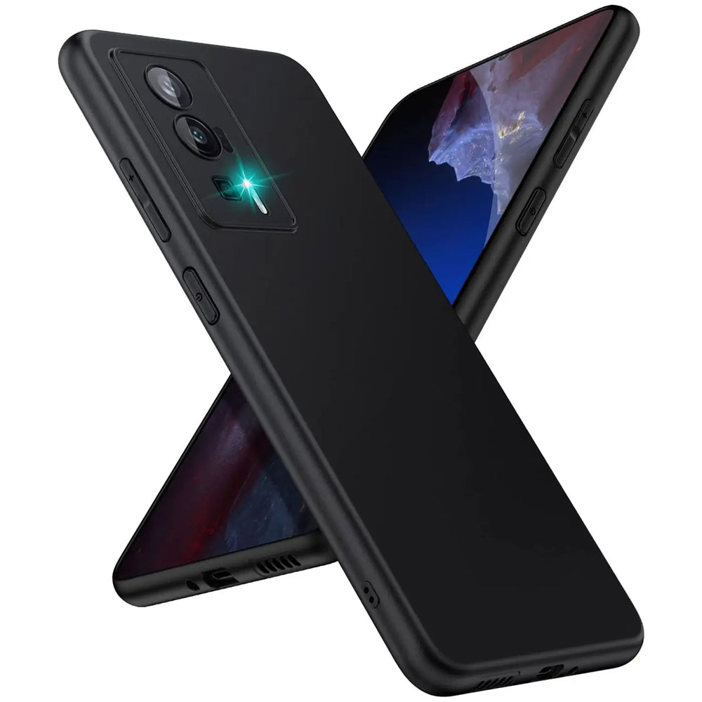 Schwarze Silikonhülle matt, von schräg vorne, zeigt Xiaomi Poco F5 Pro 5G.
