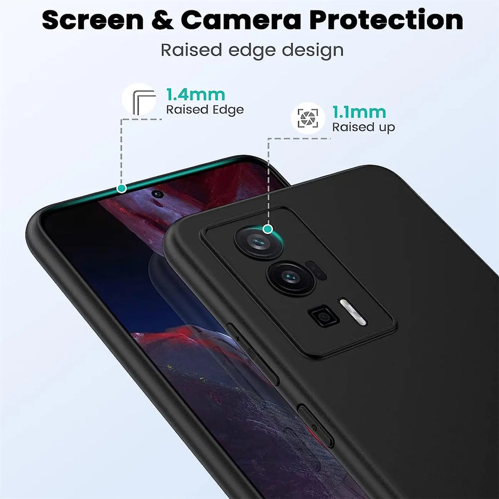 Schwarze Silikonhülle auf Xiaomi Poco F5 Pro 5G, Rückansicht, Nahaufnahme.