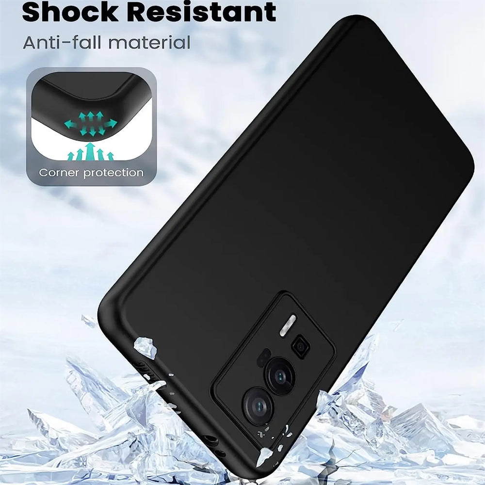 Schwarze Silikonhülle matt, von schräg oben, auf einem Xiaomi Poco F5 Pro 5G.