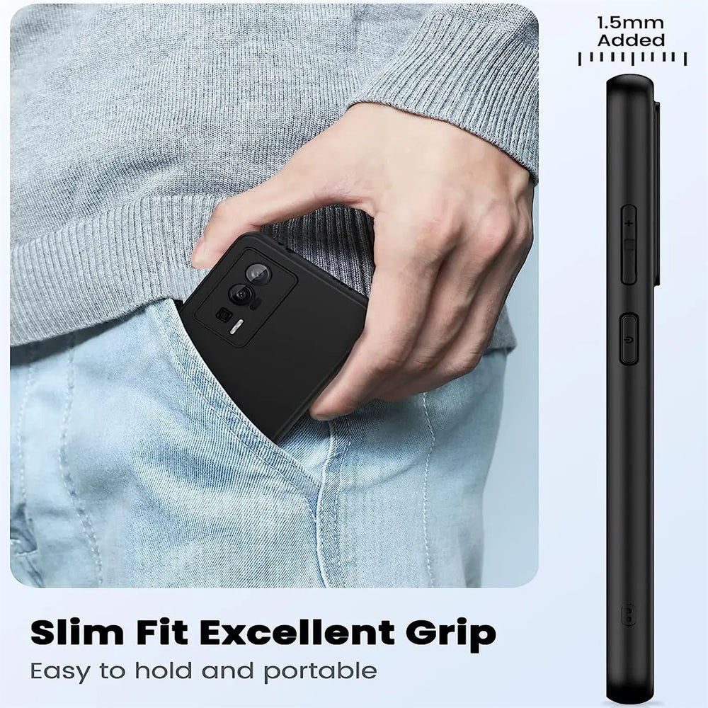 Schwarze Silikonhülle, von schräg hinten, in Hosentasche gesteckt. Xiaomi Poco F5 Pro 5G.