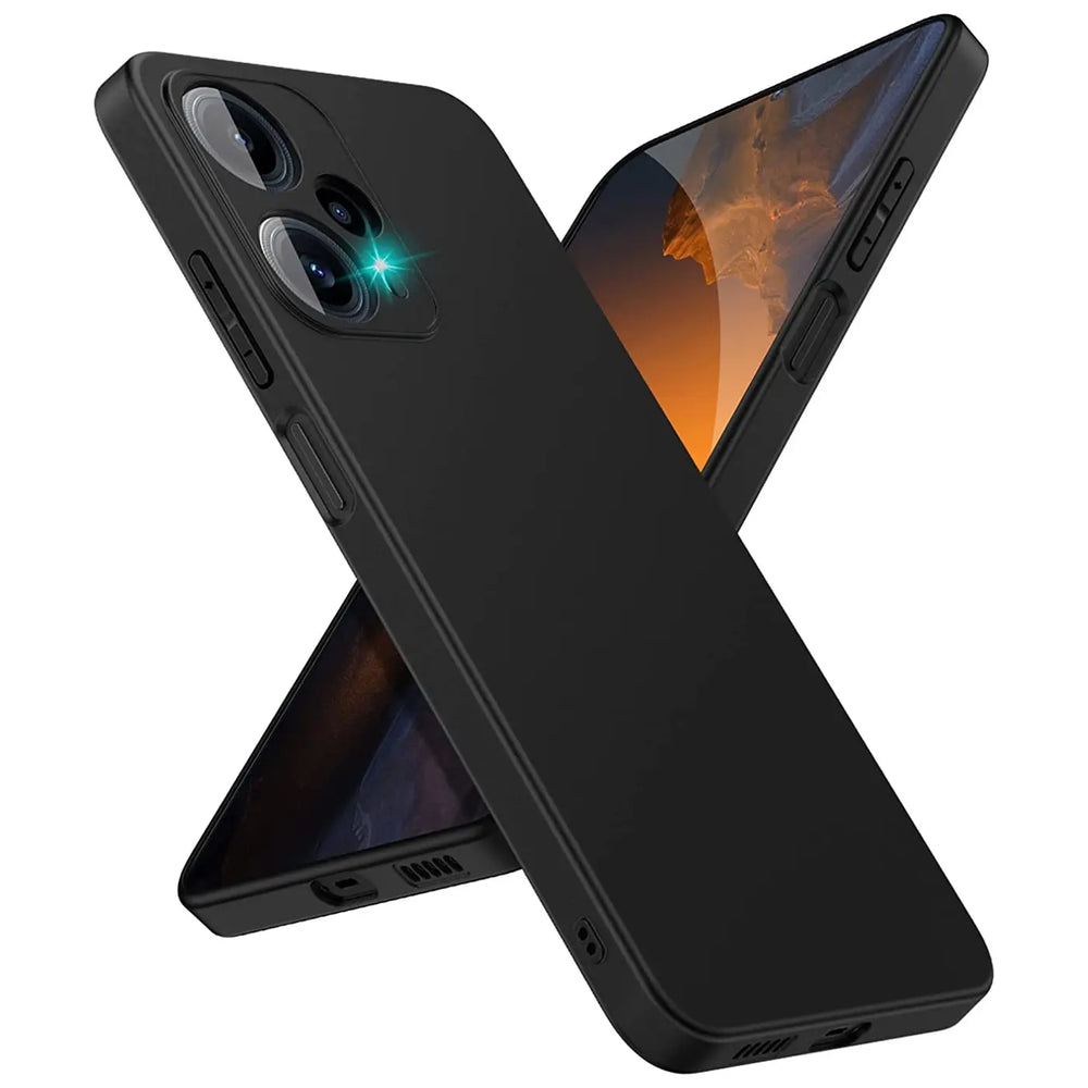 Schwarze, matte Silikonhülle für Xiaomi Poco F5 5G, von schräg vorne, mit reflektierendem Lichtpunkt.