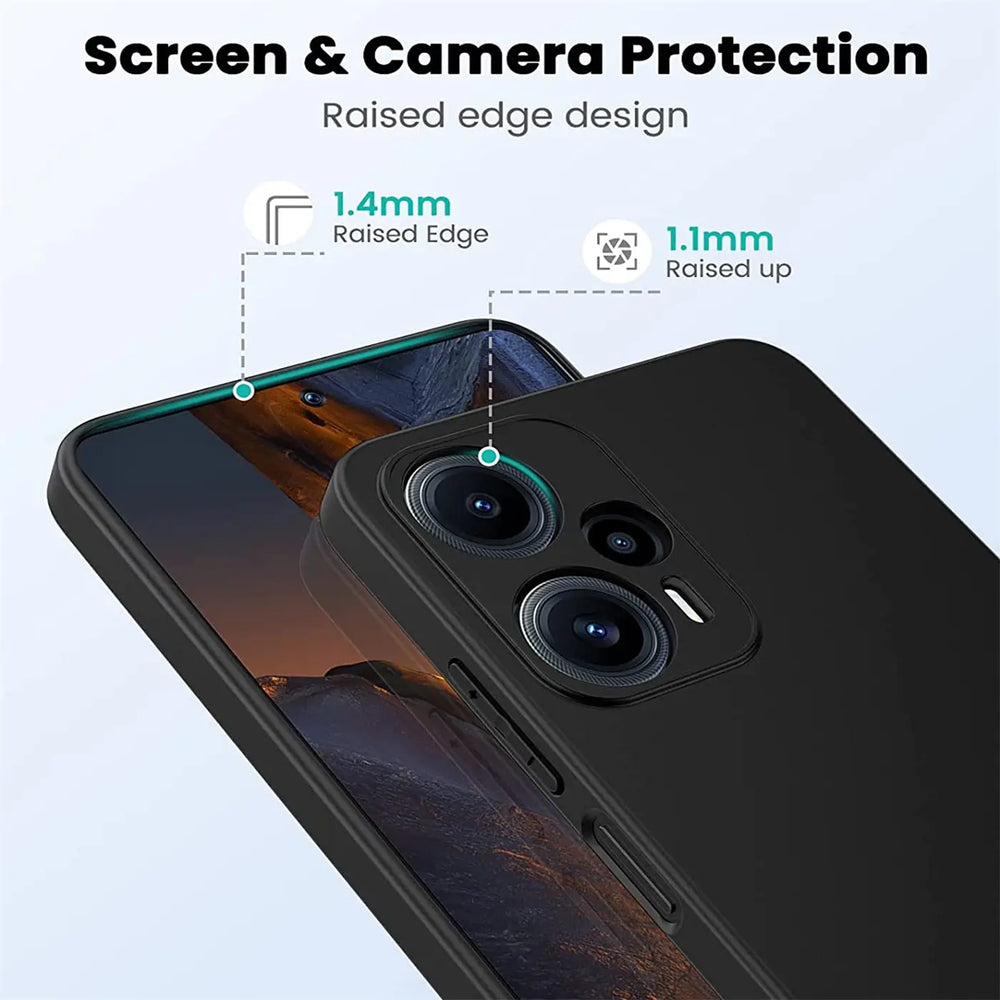 Schwarze matte Silikonhülle auf Xiaomi Poco F5 5G, Nahaufnahme, Rückseite und Kante
