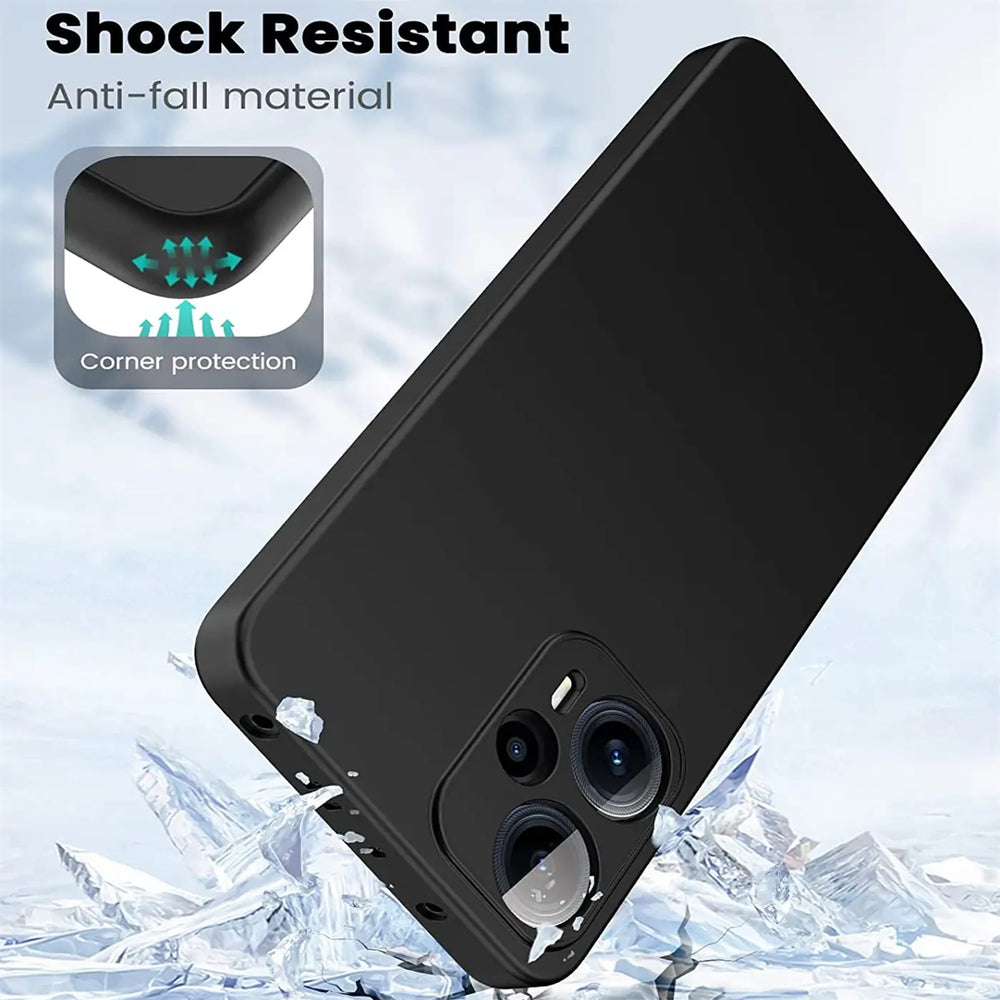 Schwarze, matte Silikonhülle für Xiaomi Poco F5 5G, von schräg oben fotografiert.
