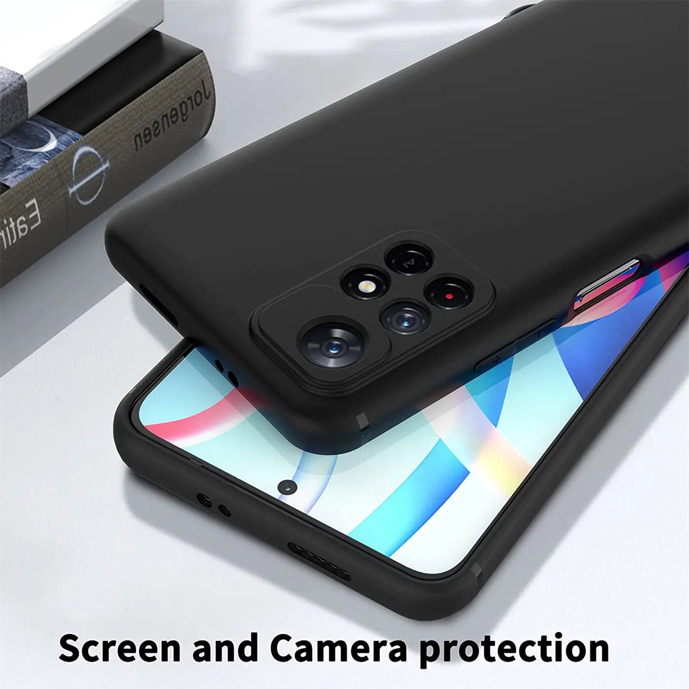 Schwarze Silikonhülle auf Xiaomi Poco M4 Pro 5G, Rückansicht, Nahaufnahme