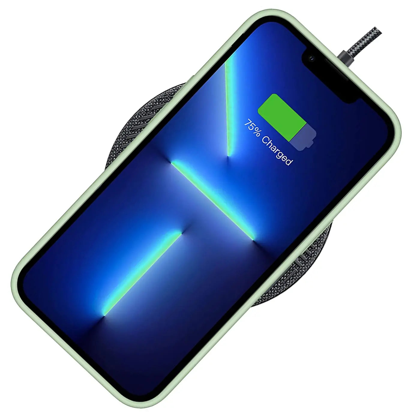 Hellgrüne Silikonhülle mit Mikrofaser-Innenfutter, iPhone 13 Pro lädt auf grauem Pad.