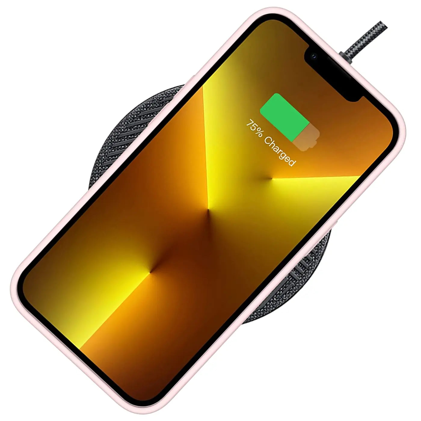 iPhone 13 in rosa Silikonhülle, Mikrofaser-Innenfutter, von oben schräg, lädt auf Ladepad.