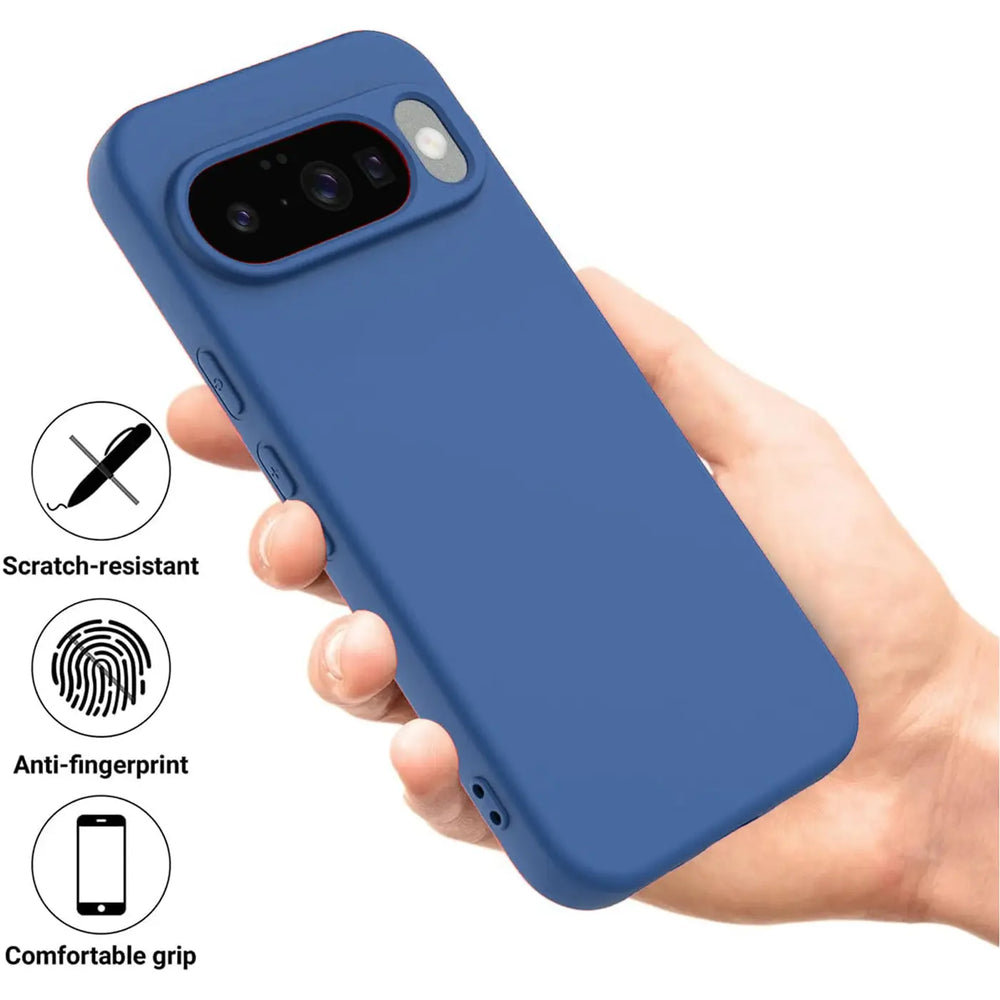 Blaue Silikonhülle für Google Pixel 10 Pro XL, von Hand gehalten, schräg von oben. Kameraausschnitt sichtbar.
