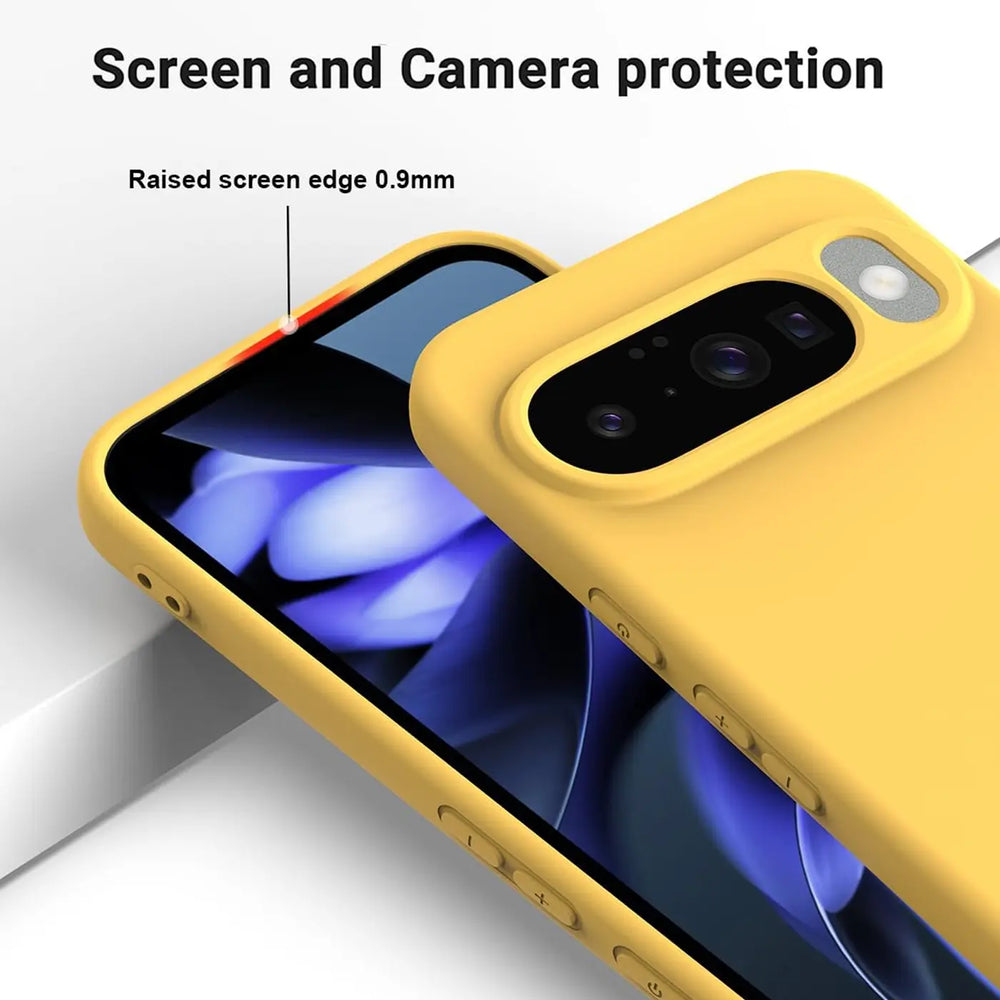 Gelbe Silikonhülle für Google Pixel 10 Pro XL, schräg von oben, zeigt erhöhten Rand und Kameraausschnitt.