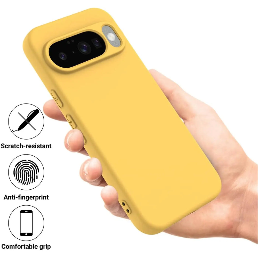 Gelbe Silikonhülle für Google Pixel 10 Pro XL, von Hand gehalten, schräg von hinten oben. Kameraausschnitt sichtbar.