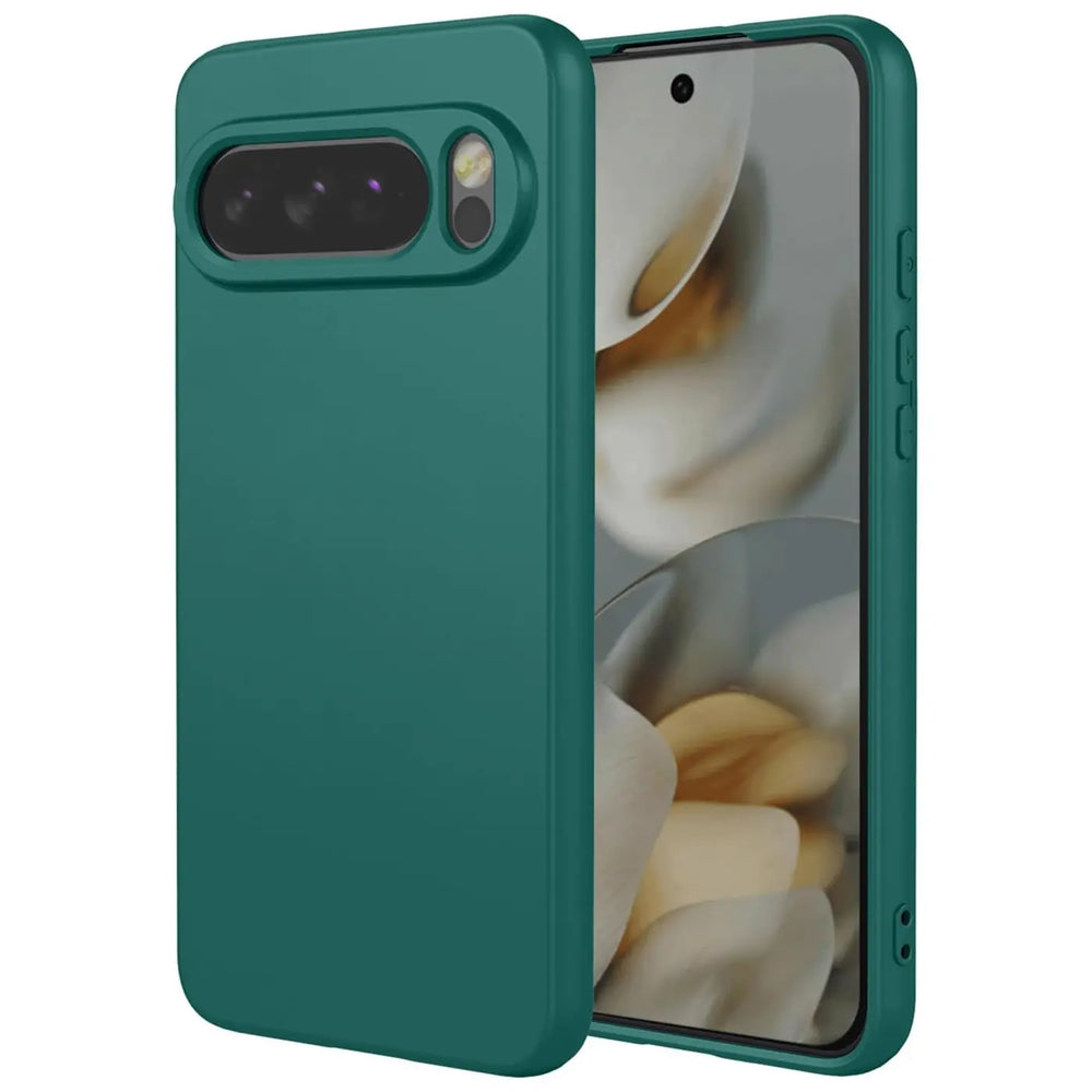 Dunkelgrüne Silikonhülle für Google Pixel 10 Pro XL, schräg von hinten links gezeigt, mit Kameraausschnitt.