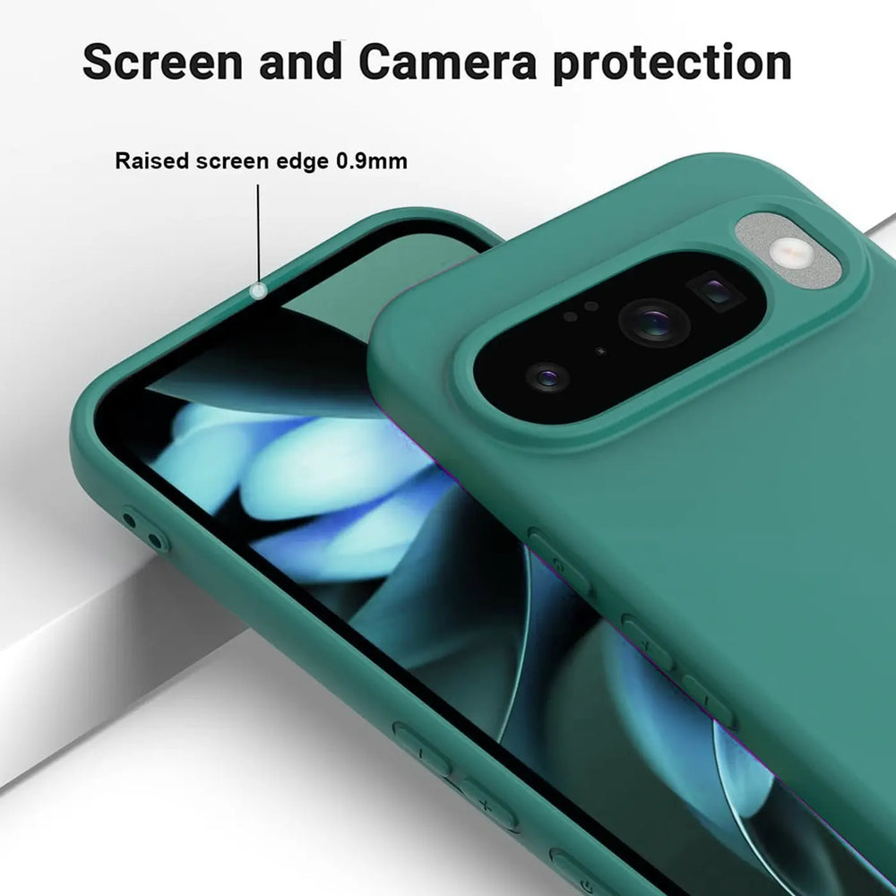 Grüne Silikonhülle für Google Pixel 10 Pro XL, schräg von oben, mit erhöhtem Rand um Display und Kamera.
