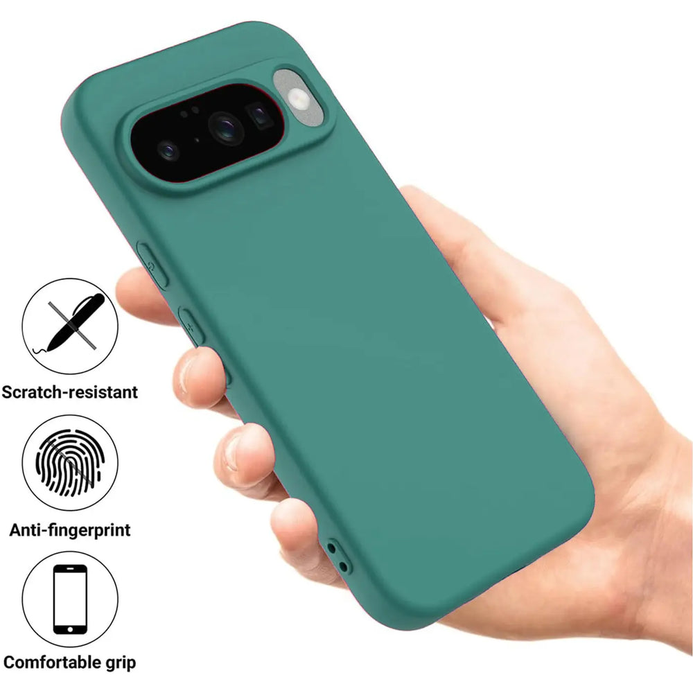 Hand hält Google Pixel 10 Pro XL in dunkelgrüner Silikonhülle, Rückseite mit Kameraausschnitt schräg von oben.