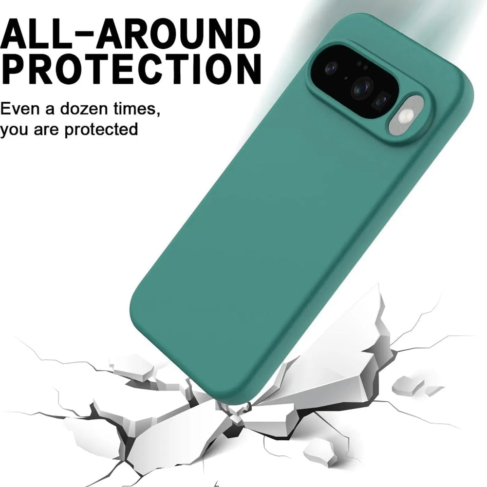 Grüne Silikonhülle für Google Pixel 10 Pro XL, schräg von oben, auf zerbrochenem Boden.