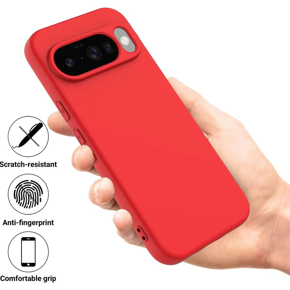 Rote Silikonhülle für Google Pixel 10 Pro XL, von Hand gehalten, schräg von oben. Kameraausschnitt sichtbar.