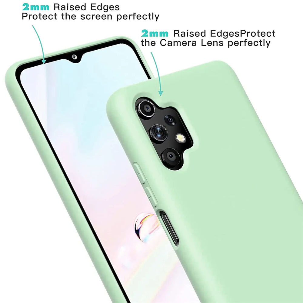 Hellgrüne Silikonhülle auf einem Samsung Galaxy A32 5G, Nahaufnahme von hinten.