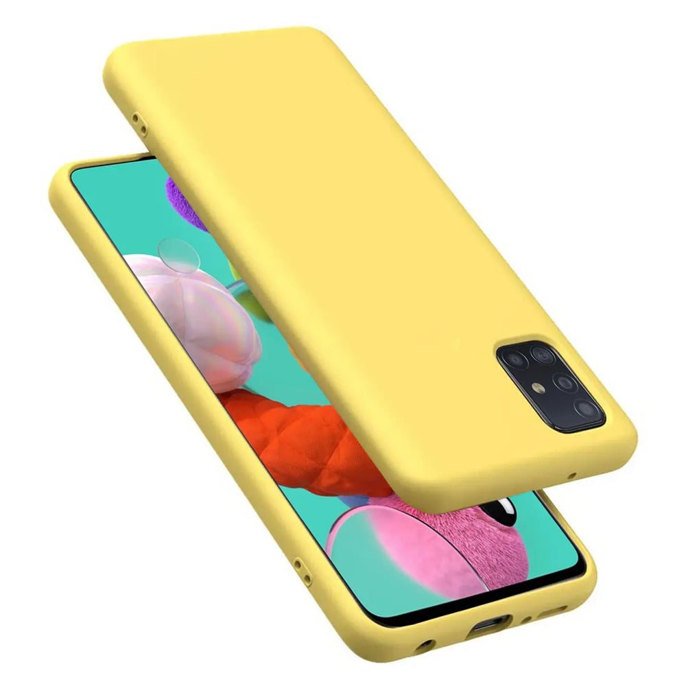 Gelbe Silikonhülle auf Samsung Galaxy A51, von oben rechts betrachtet.