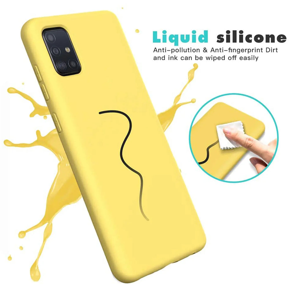Gelbe Silikonhülle für Samsung Galaxy A51, von vorne links, mit schwarzer Linie.