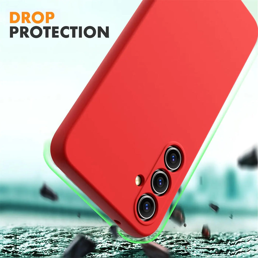 Rote Silikonhülle, Nahaufnahme, Rückseite eines Samsung Galaxy A54 5G mit drei Kameras.