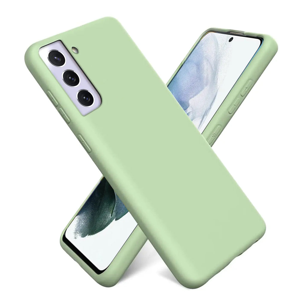 Grüne Silikonhülle für Samsung Galaxy S21 FE, von schräg oben, mit Handy.