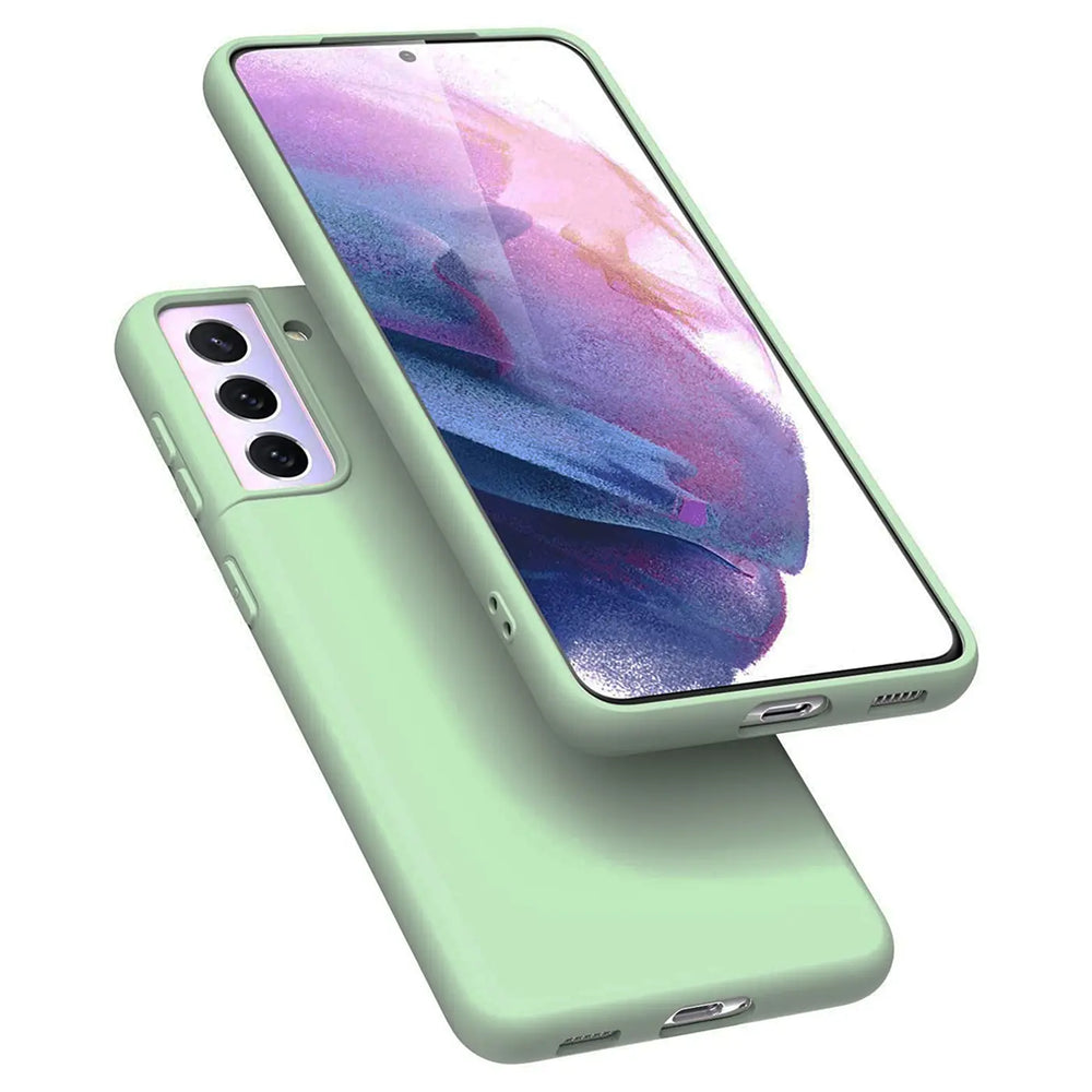 Grüne Silikonhülle für Samsung Galaxy S21 FE, von schräg oben, mit Mikrofaser-Innenfutter.