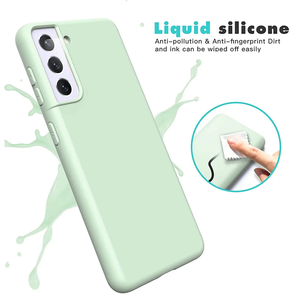 Helle grüne Silikonhülle für Samsung Galaxy S21 FE, von schräg oben, mit Spritzern.