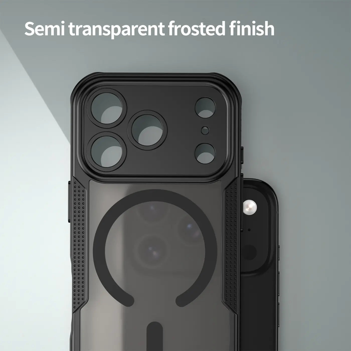 Schwarze, halbtransparente Hülle mit MagSafe-Ring auf iPhone 17 Pro Max, Nahaufnahme.