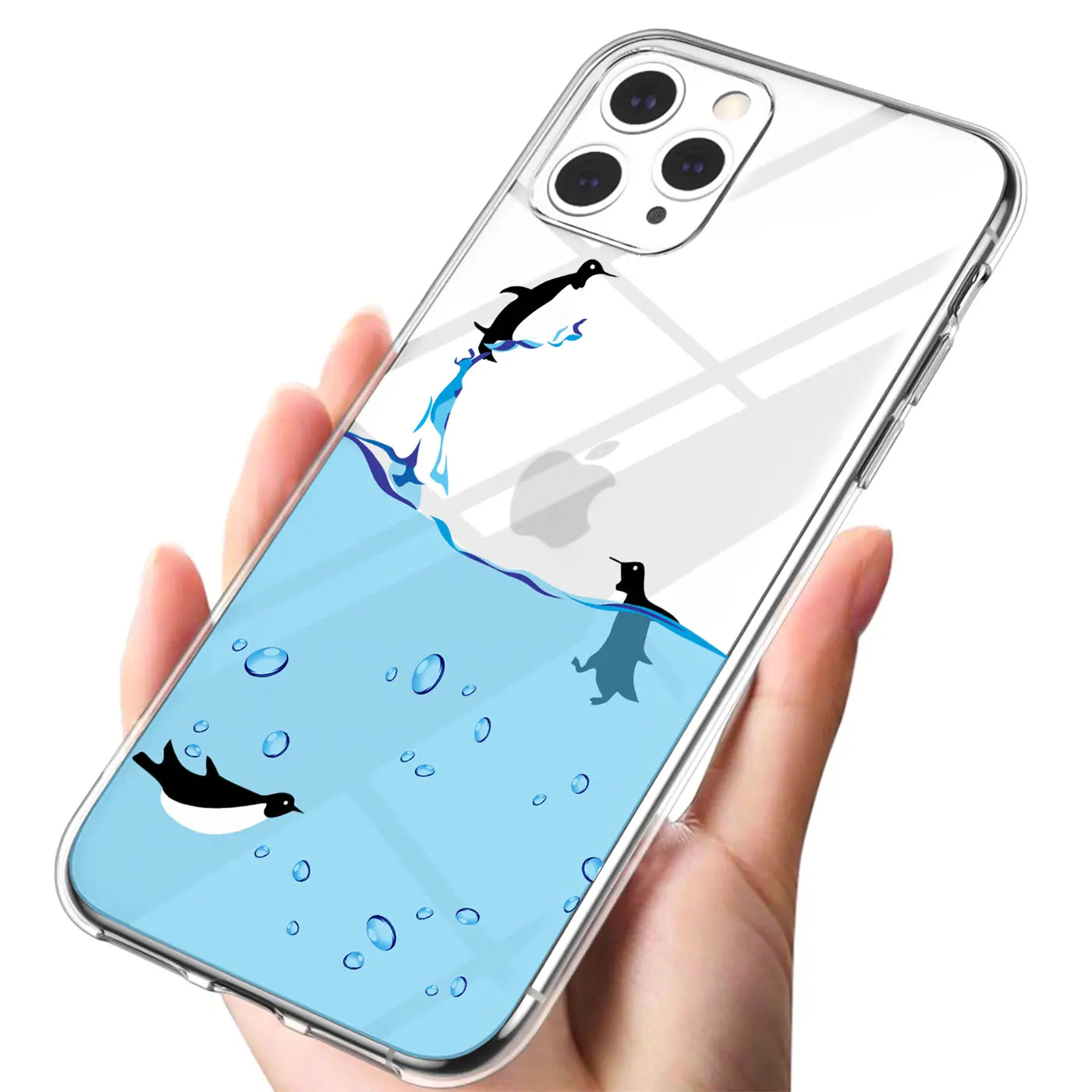 Hand hält transparente iPhone 11 Pro Max TPU-Hülle mit Pinguin-Motiv: 3 Pinguine in blauem Wasser, Blasen.