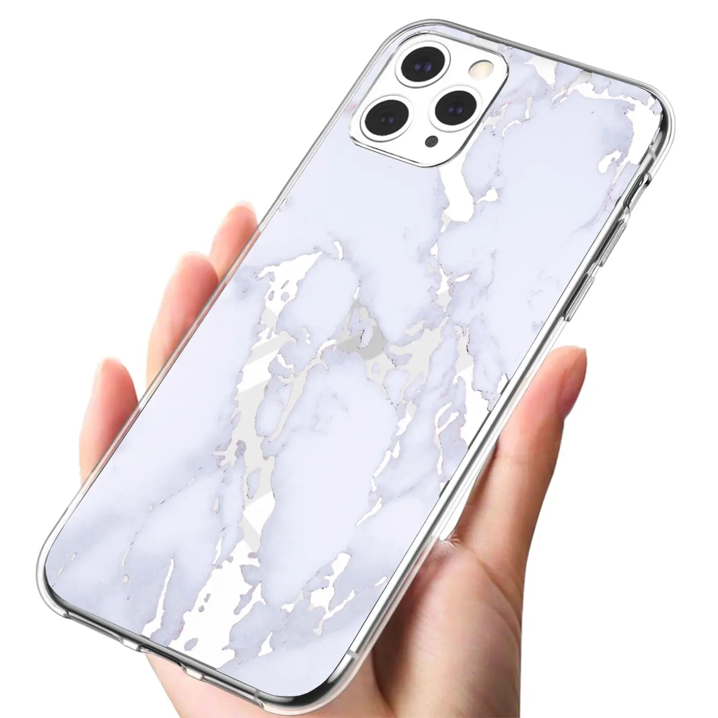 Hand hält transparentes TPU iPhone 11 Pro Max Case mit weiß-silbernem Marmormuster, schräg von hinten.