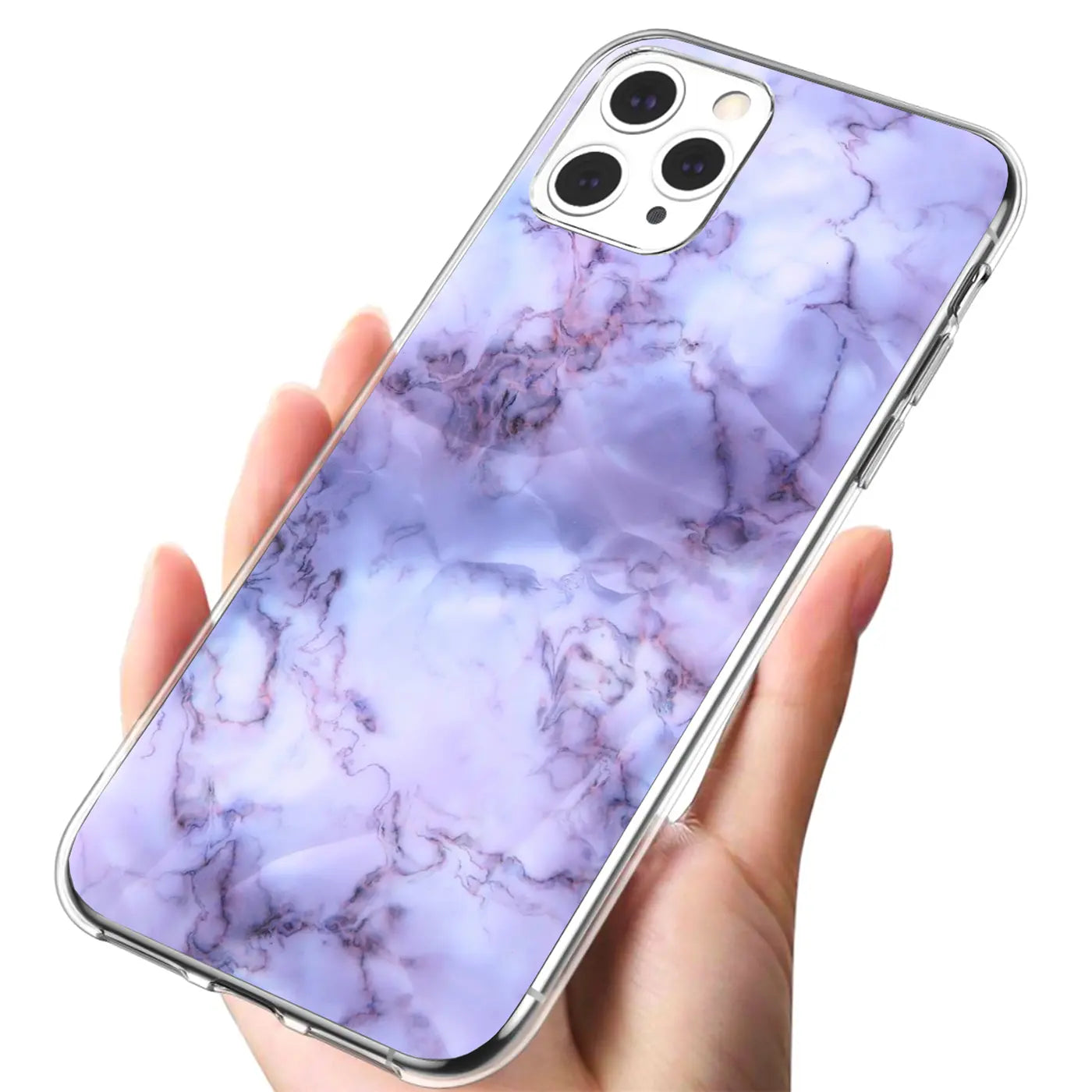 Hand hält iPhone 12 Pro Max mit transparenter TPU-Hülle, lila Marmor-Motivdruck, von oben rechts.