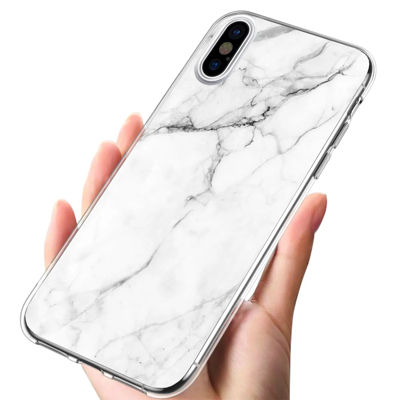 Eine Hand hält ein iPhone X/XS mit einer transparenten TPU-Hülle mit weißem Marmor-Motivdruck, schräg von oben.