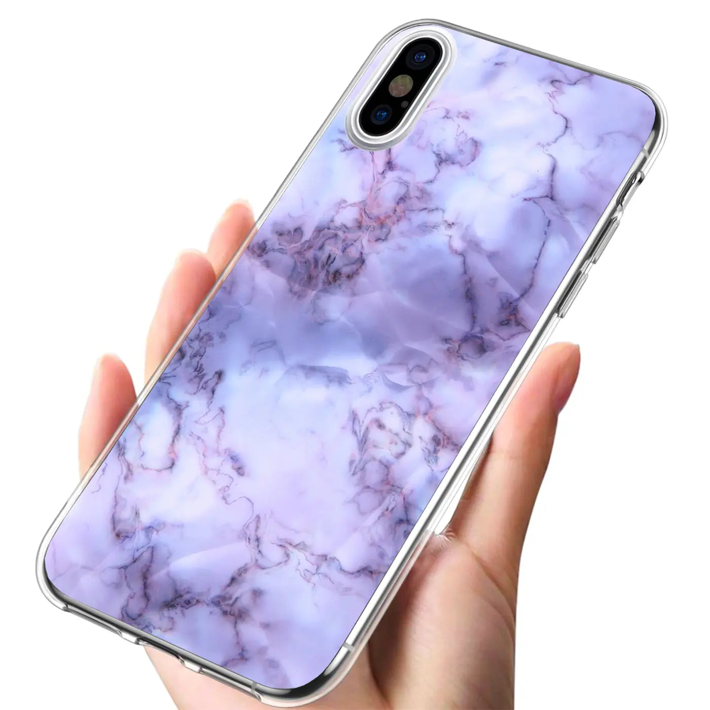Hand hält iPhone X/XS mit transparenter TPU-Hülle, lila Marmor-Motiv, schräg von oben.