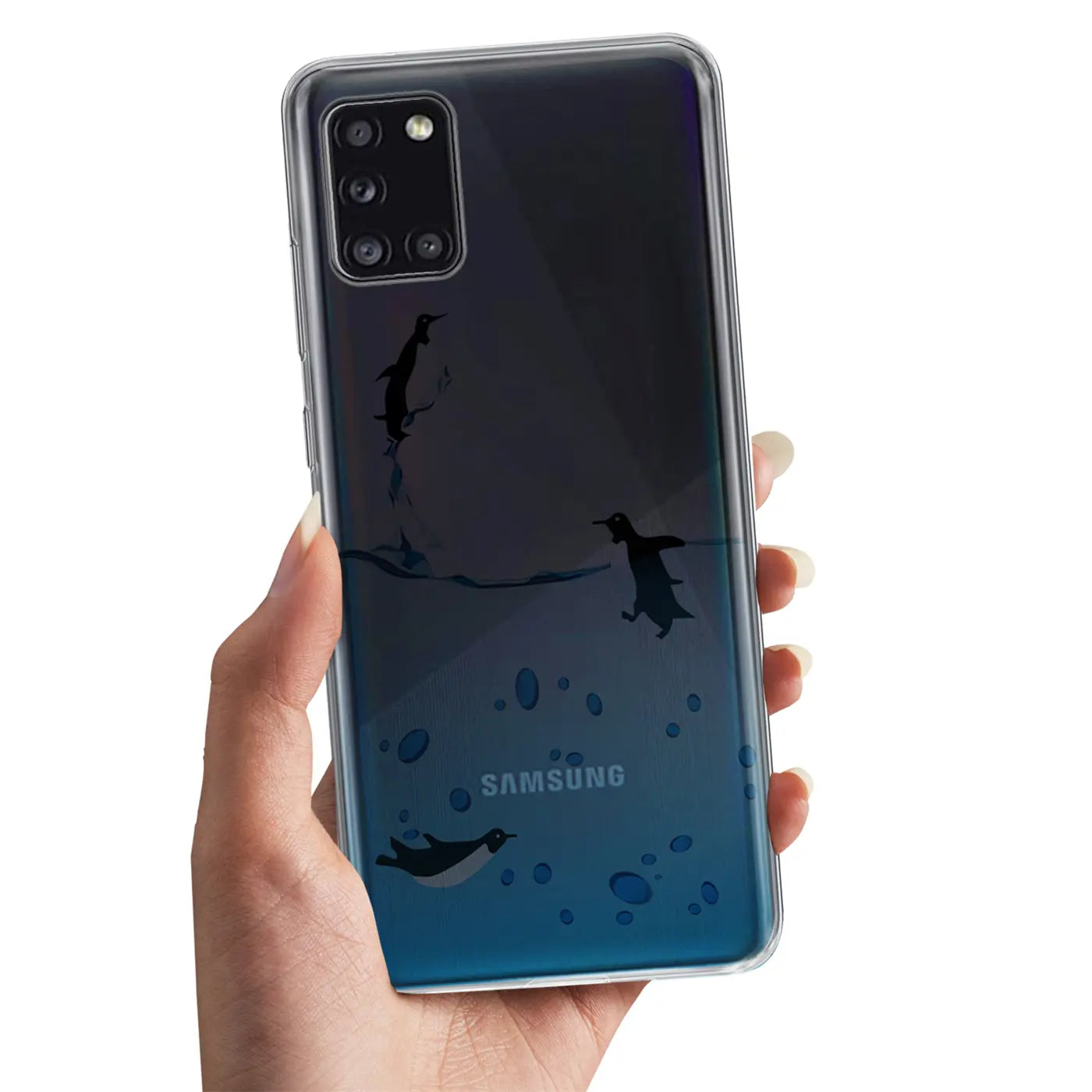 Samsung Galaxy A31 mit durchsichtiger TPU-Hülle, Motivdruck Pinguine, von vorne gehalten.