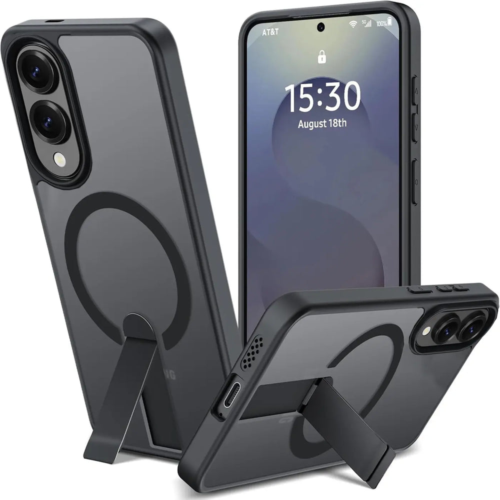 Drei schwarze Handyhüllen aus Kunststoff mit integriertem Ständer und MagSafe-Ring, teilweise auf einem Smartphone.