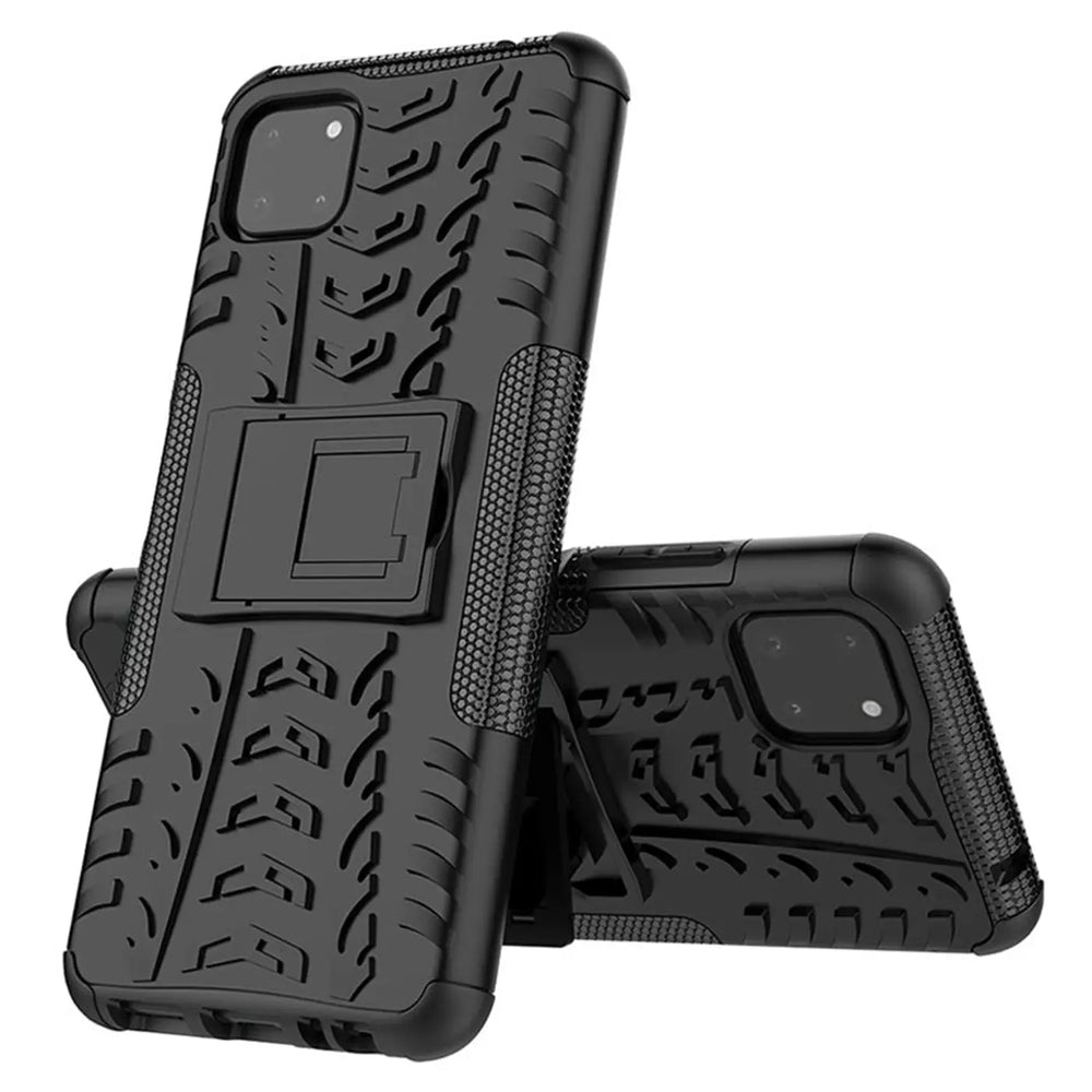 Schwarze Outdoor-Hülle aus Kunststoff mit Reifenprofil-Design und Ständer für Samsung Galaxy A22 5G.