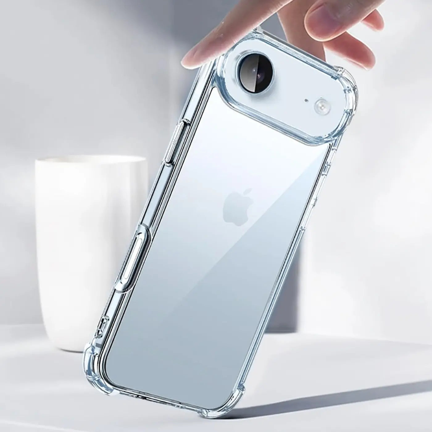 Transparente Hülle aus Kunststoff um ein iPhone, von schräg oben gezeigt.