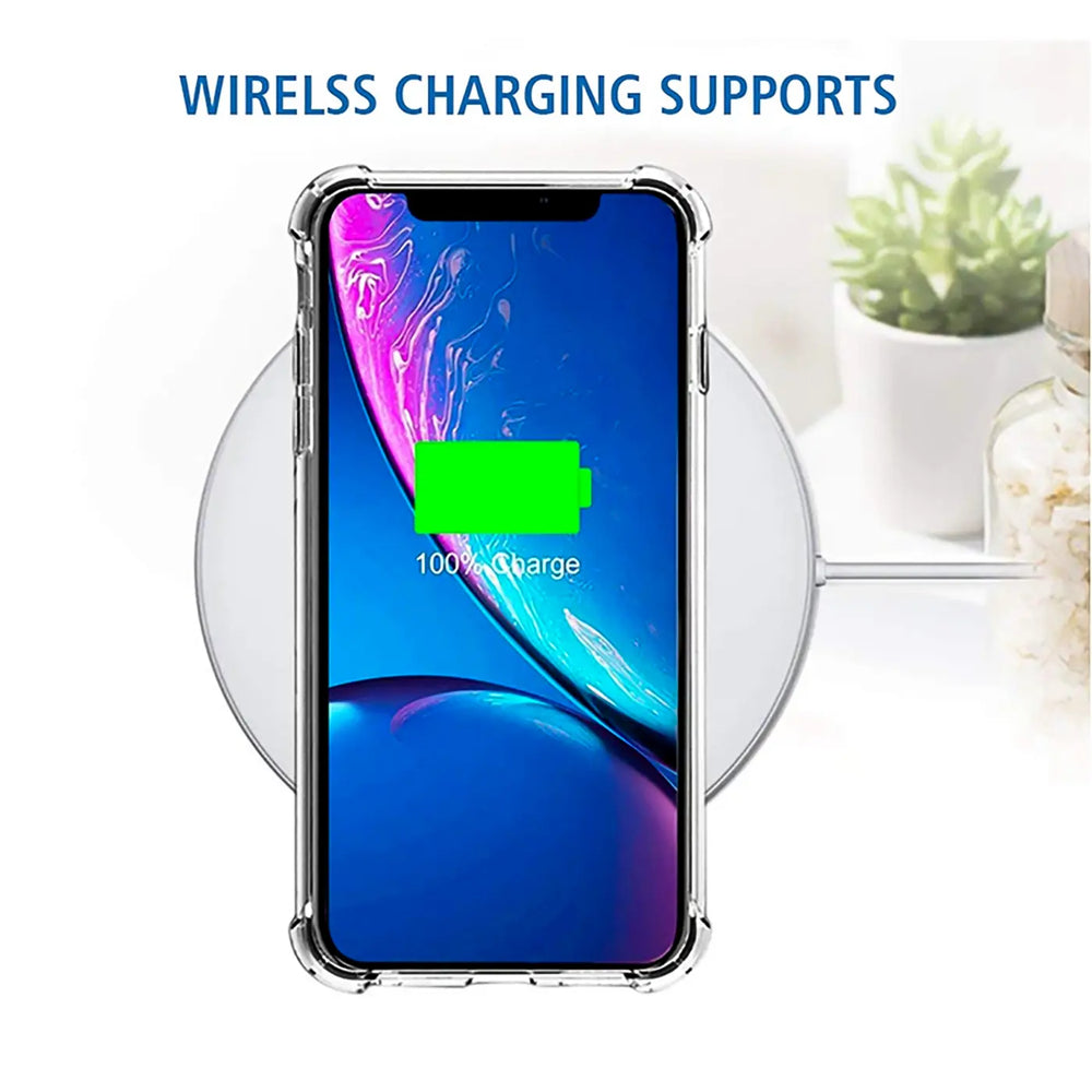 iPhone XR in klarer Hülle, von vorne, lädt auf weißer Ladestation.
