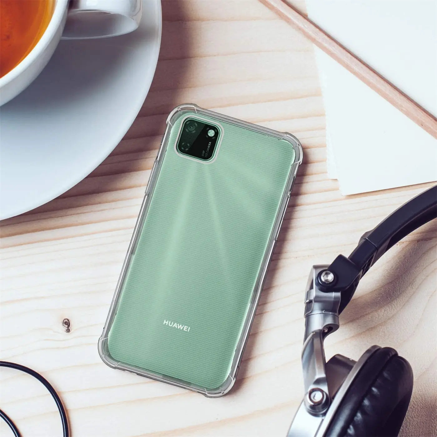 Grüne Huawei Y5P Hülle, transparent, von oben, auf Holztisch
