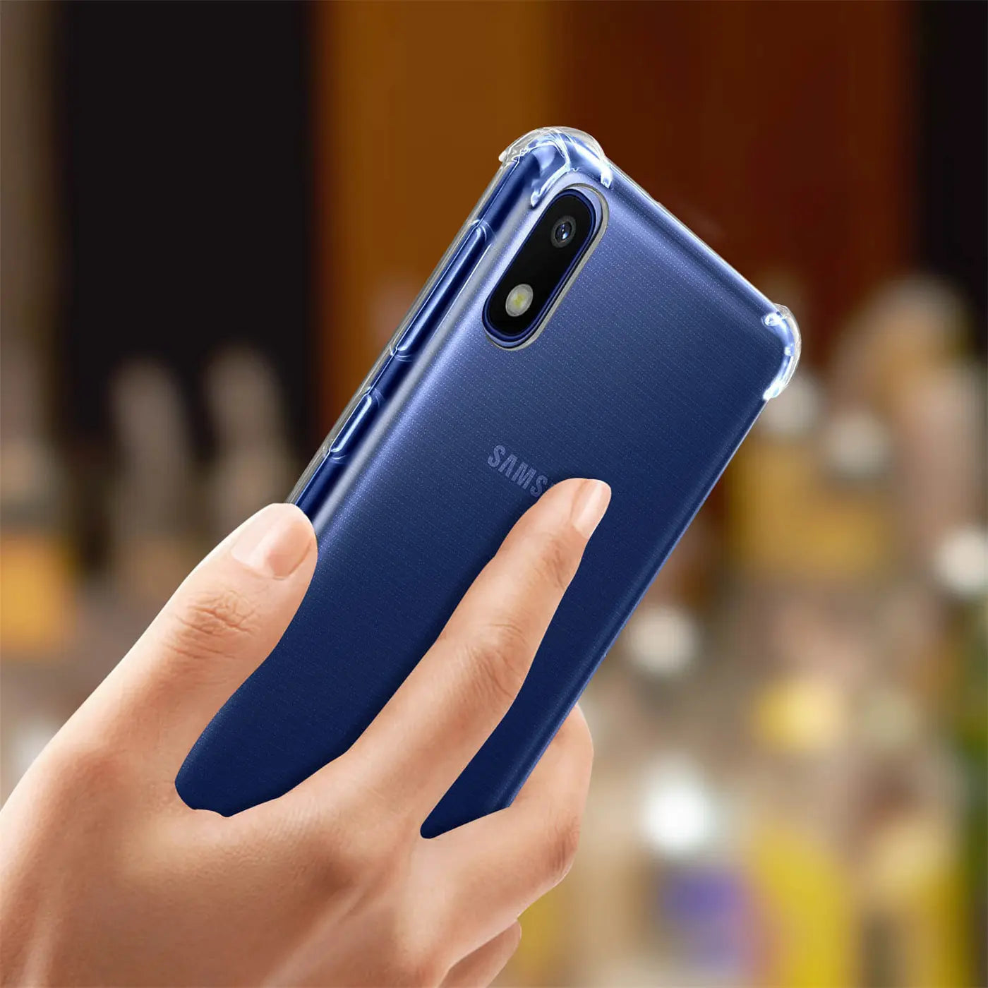 Samsung Galaxy A10 in transparenter Hülle, von hinten, von oben rechts.