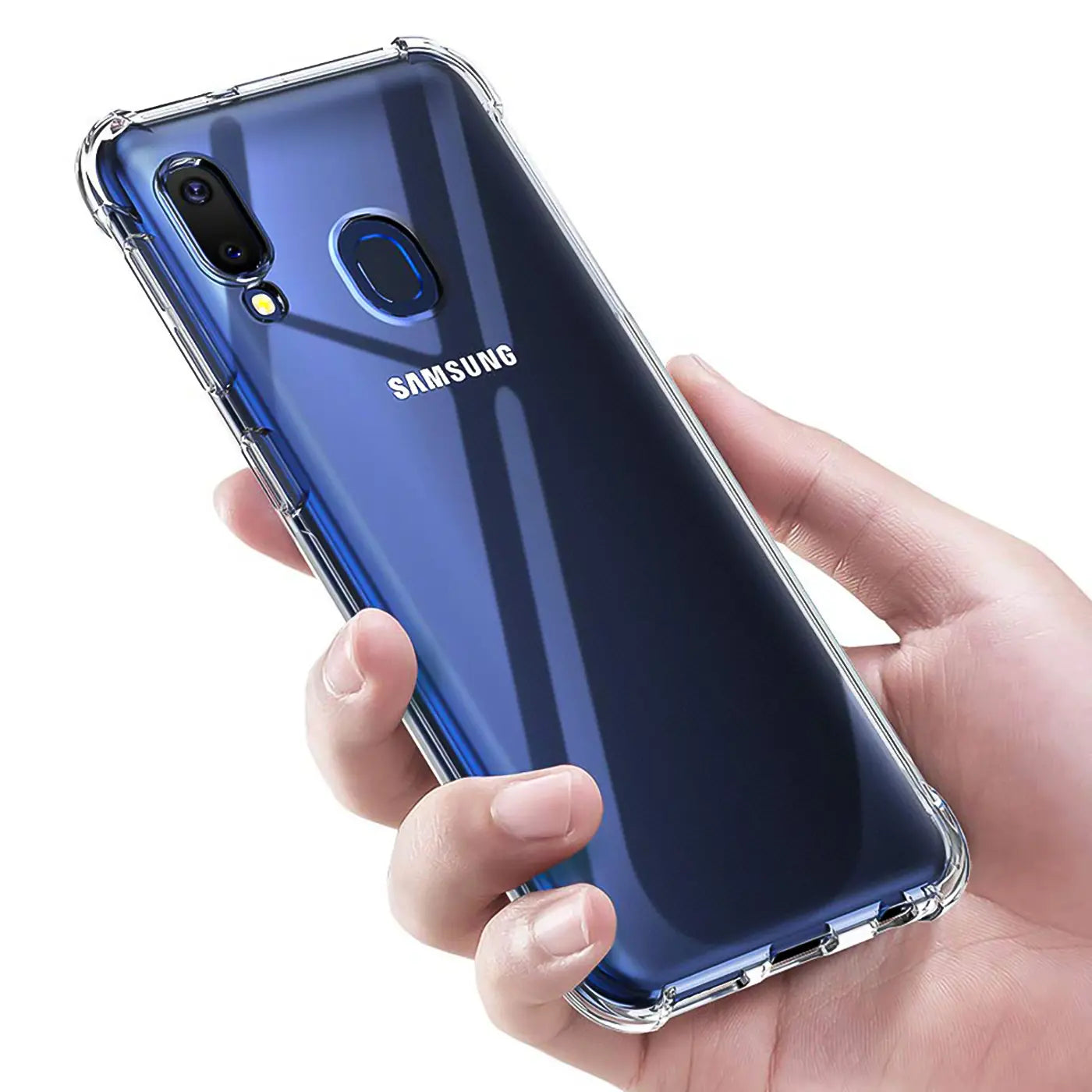 Samsung Galaxy A20e in klarer Hülle, von hinten, von oben links gehalten.