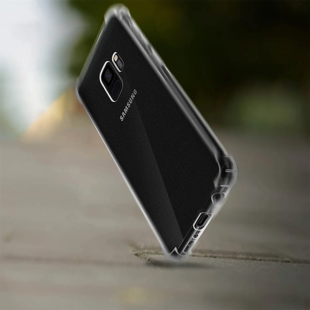 Transparente Hülle aus Kunststoff um ein schwarzes Samsung Galaxy A6, von schräg hinten gesehen.