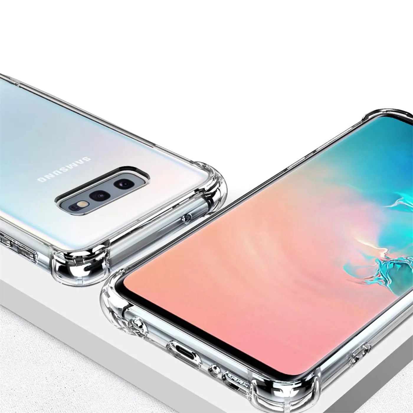 Samsung Galaxy S10e in klarer Hülle, von schräg oben, transparente Hülle aus Kunststoff