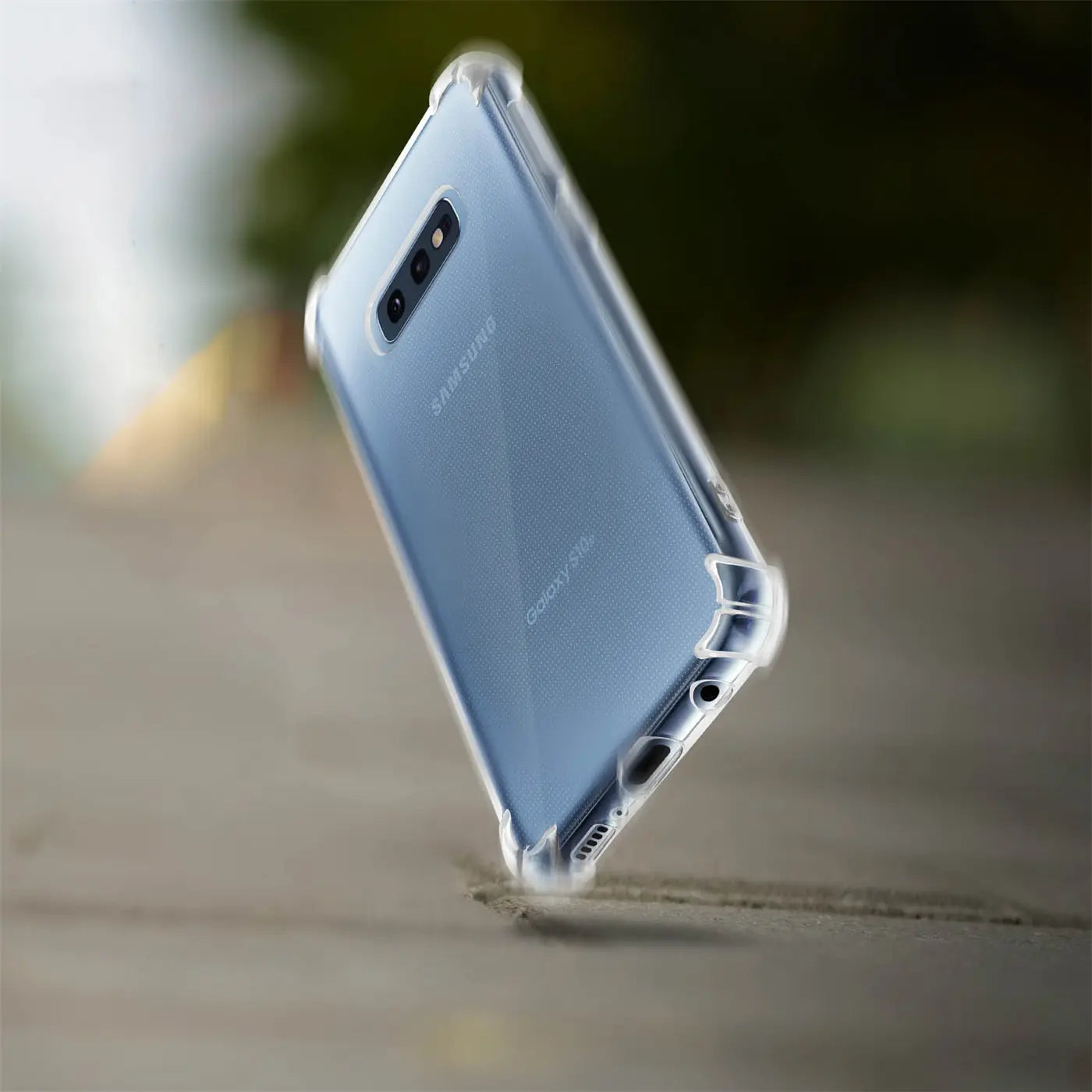 Samsung Galaxy S10e in klarer, stoßfester Hülle, von schräg unten gesehen.