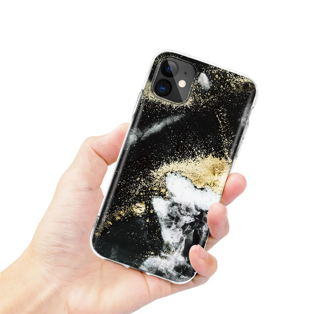 iPhone 12 Mini Hülle, schwarz/gold Marmor-Design, von vorne gehalten