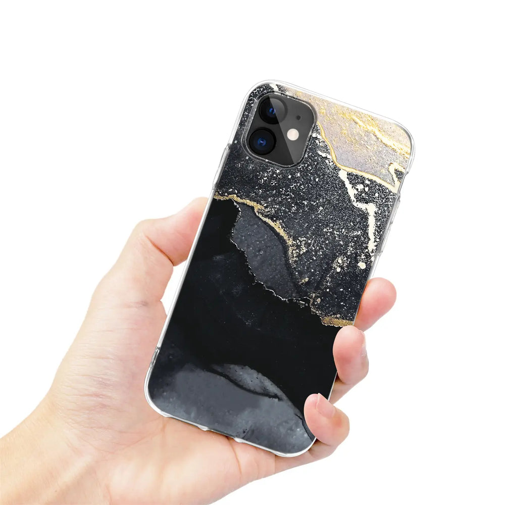 iPhone 12 Mini Hülle, Marmor & Sand Design, Schwarz/Gold, von vorne links gehalten