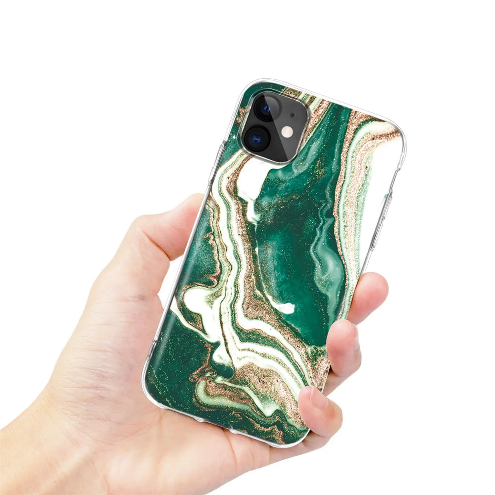 iPhone 13 Mini Hülle, grün-marmoriertes Design, von vorne leicht schräg gehalten.