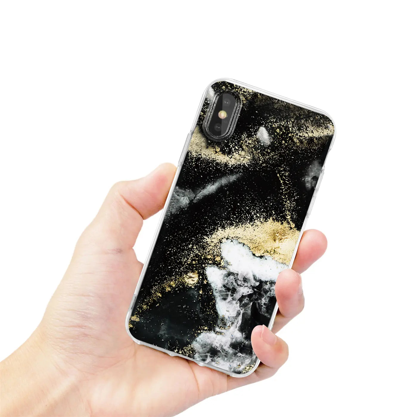 Hand hält iPhone 8 mit schwarzer Marmor-Sand-Hülle, von oben rechts.